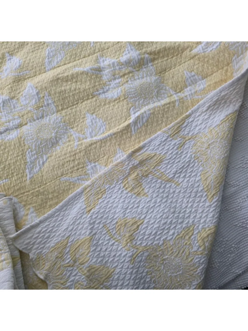 Yellow & White Floral Patterned Cotton Blend Full/Queen Quilt & Pillow Sham Set